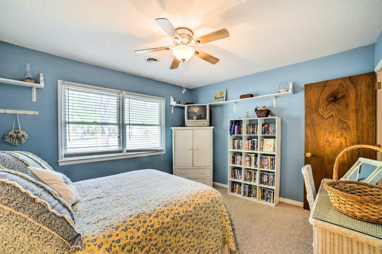 Oak Island Home With Fenced Yard, Walk To Long Beach Εξωτερικό φωτογραφία